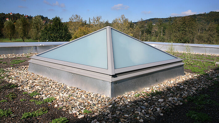 Lanterneau pour toiture terrasse avec la forme de pyramide / toit en croupe 
