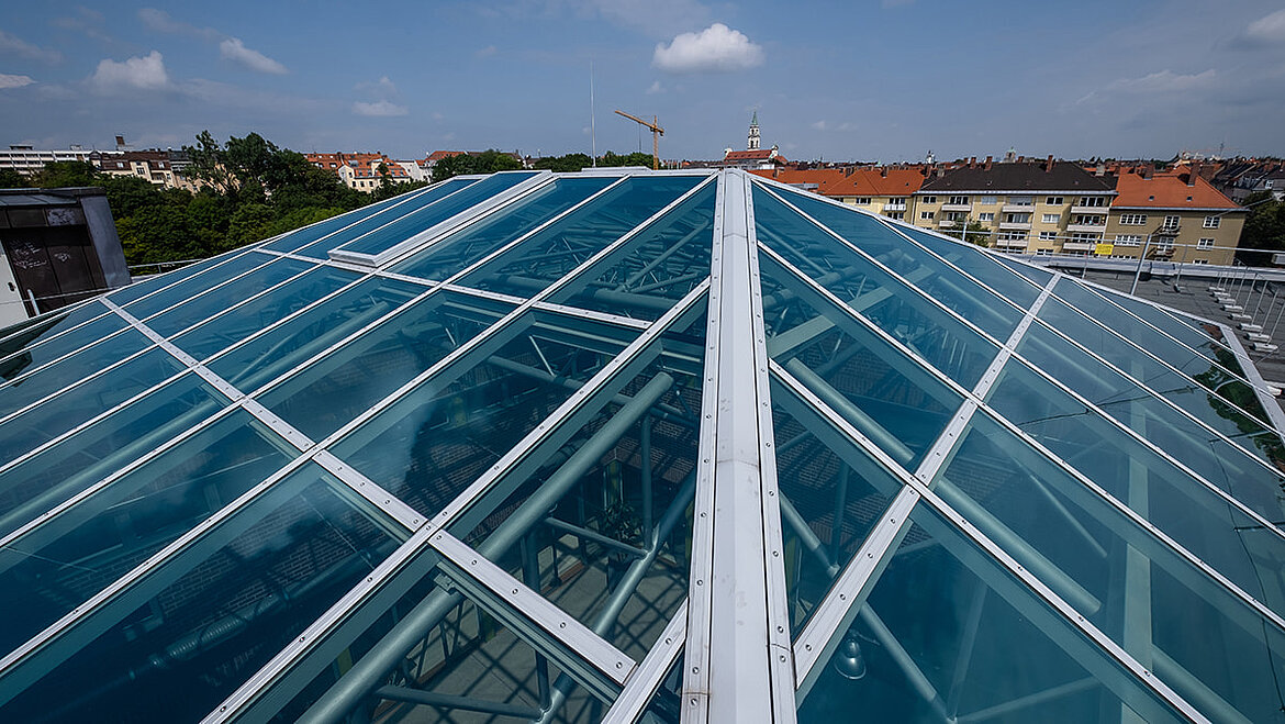 Vue aérienne du toit en verre du lycée Dante à Munich Toit en verre LAMILUX PR60 au-dessus de l’aula d'un lycée | insights by LAMILUX
