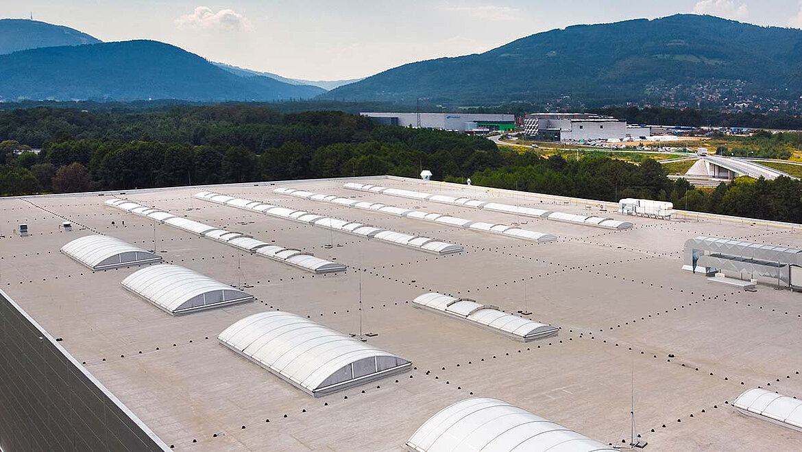 Voute d'éclairement naturel dans un bâtiment logistique industriel, vue extérieure Voute d'éclairement naturel dans un bâtiment logistique industriel, vue extérieure | insights by LAMILUX