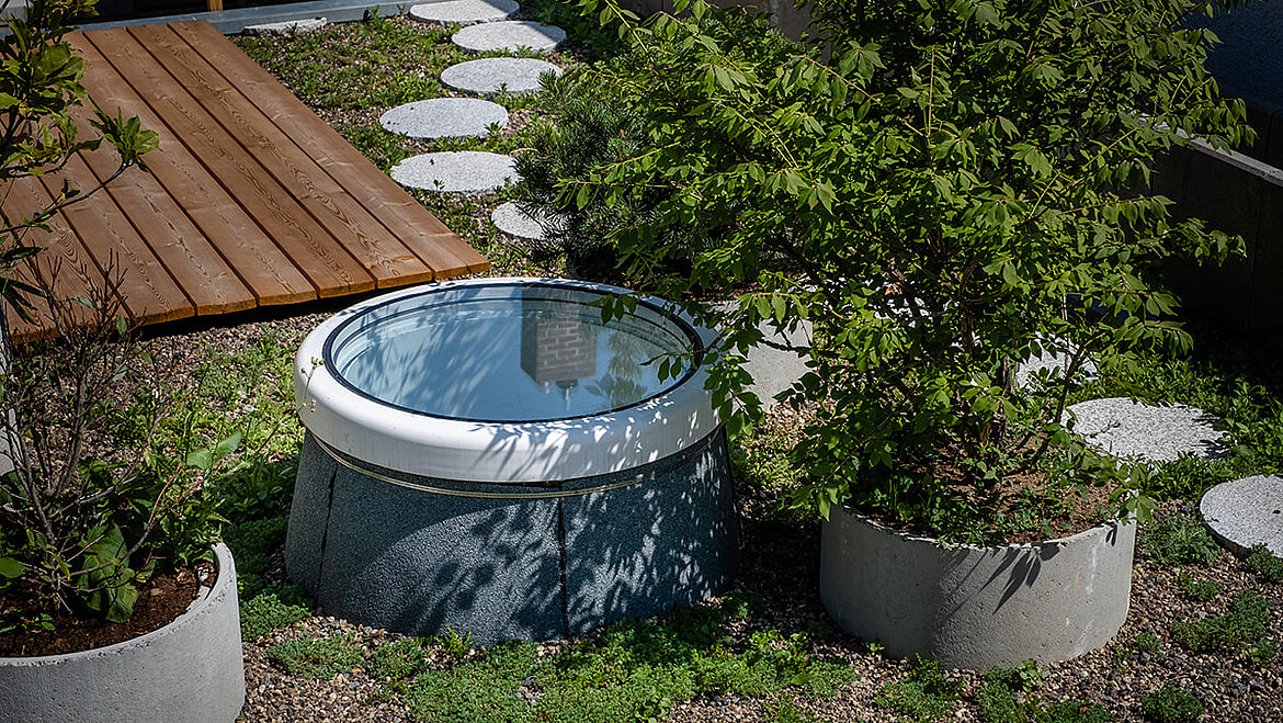 Ein Oberlicht auf einem Flachdach bei bewölktem Himmel