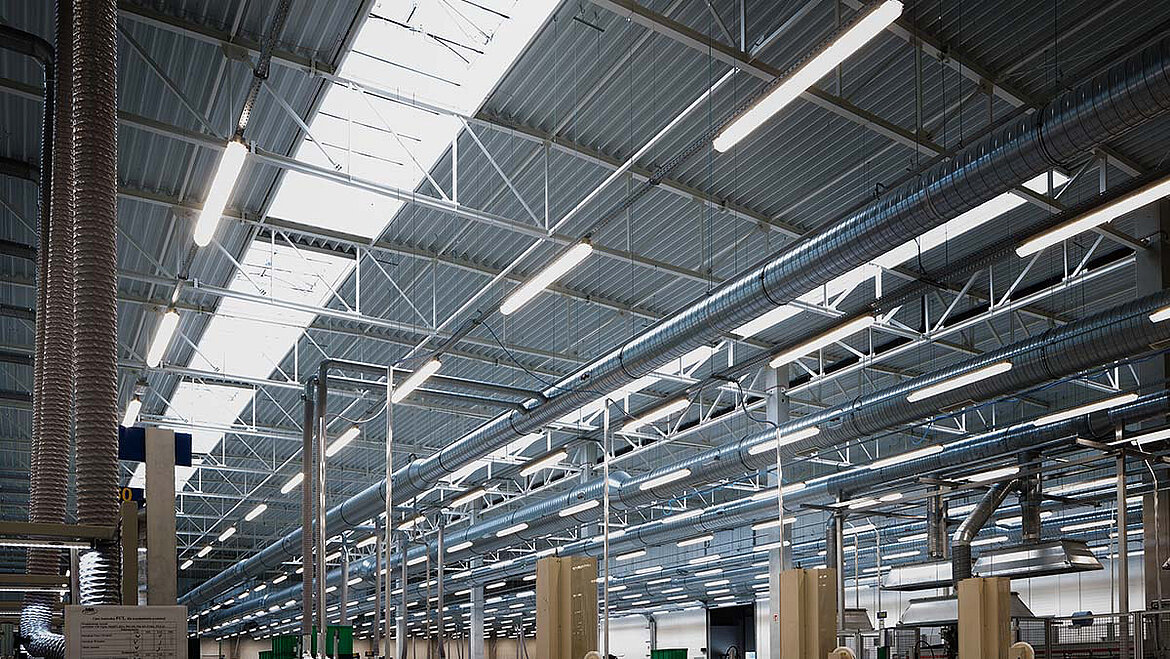 Voute d'éclairement naturel dans un bâtiment logistique industriel, vue intérieure Voute d'éclairement naturel dans un bâtiment logistique industriel, vue intérieure | insights by LAMILUX