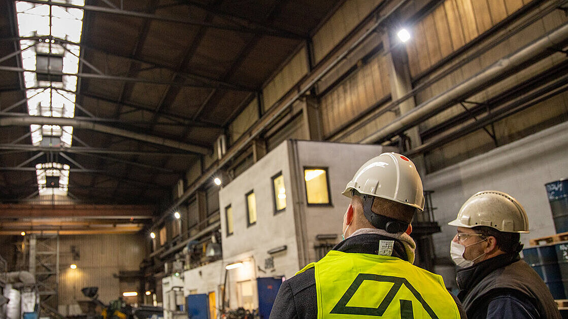 Deux spécialistes de la rénovation planifient la rénovation d'un toit dans un hall industriel | insights by LAMILUX