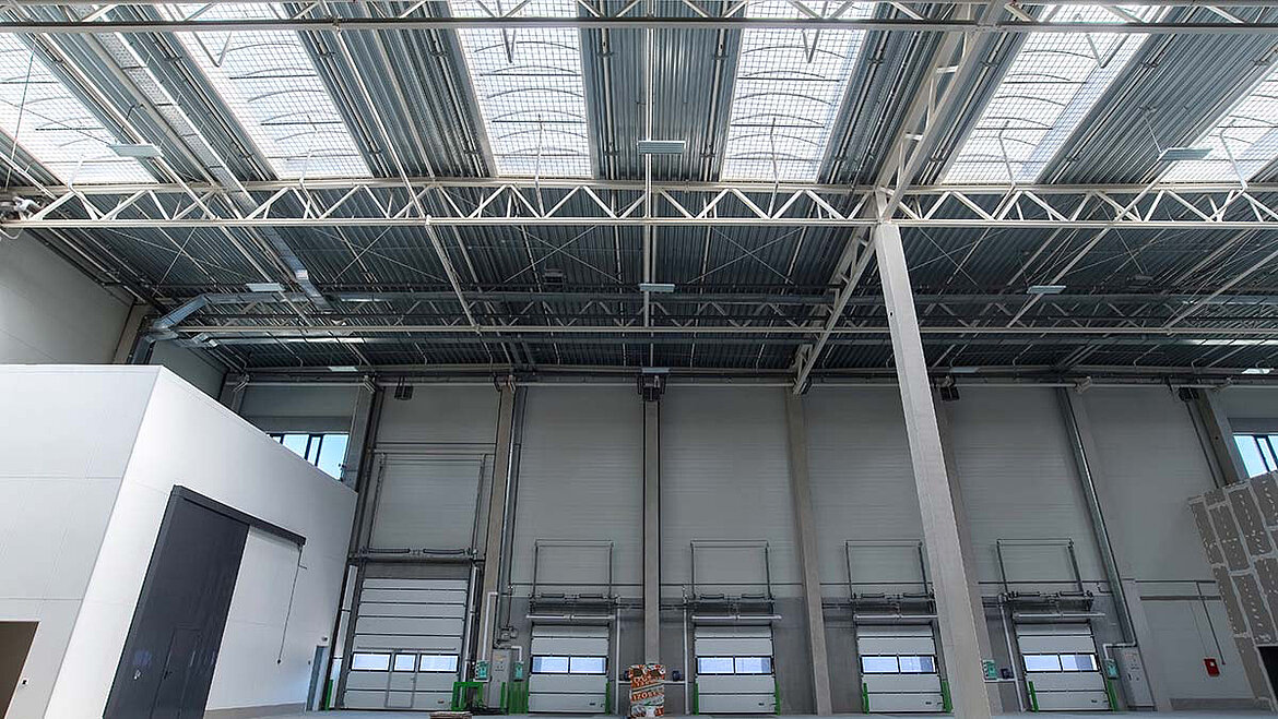 Vue intérieure : voute d'éclairement naturel pour bâtiment industriel Vue intérieure : voute d'éclairement naturel pour bâtiment industriel | insights by LAMILUX