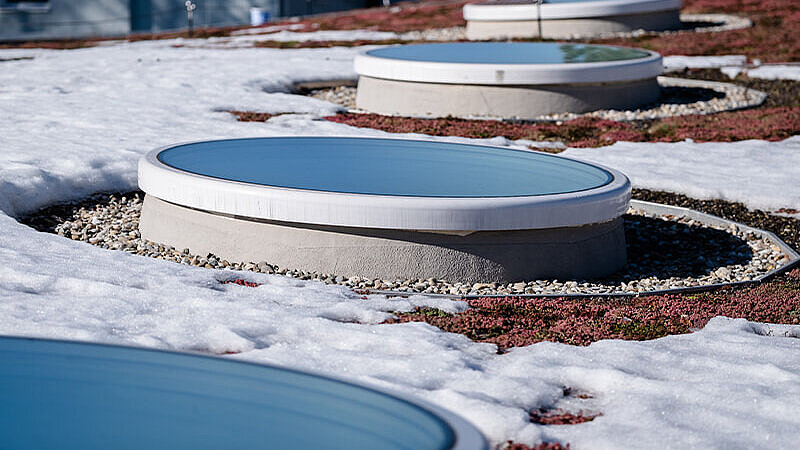 Fenêtre ronde pour toit plat avec neige | insights by LAMILUX