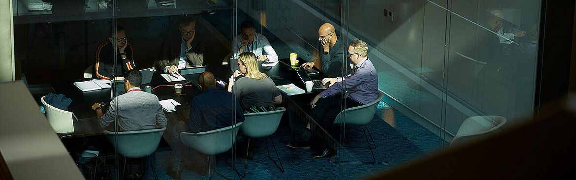 Geschäftstreffen in einem Konferenzraum hinter Glaswänden