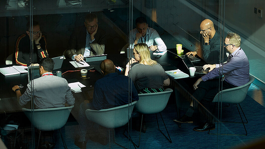 Geschäftstreffen in einem Konferenzraum hinter Glaswänden