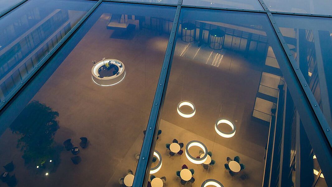 Draufsicht auf ein Glasdach über einem Innenhof eines Verwaltungsgebäudes