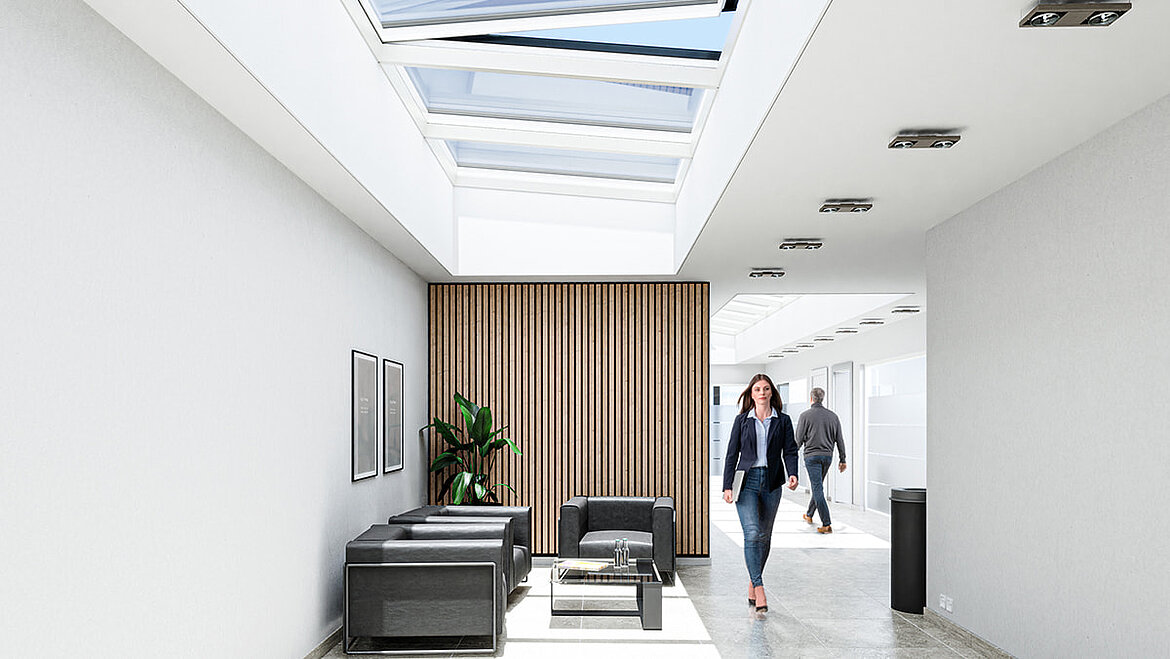 Toit modulaire en verre MS78 ouvert dans l'immeuble de bureaux Toit modulaire en verre MS78 immeuble de bureaux | insights by LAMILUX