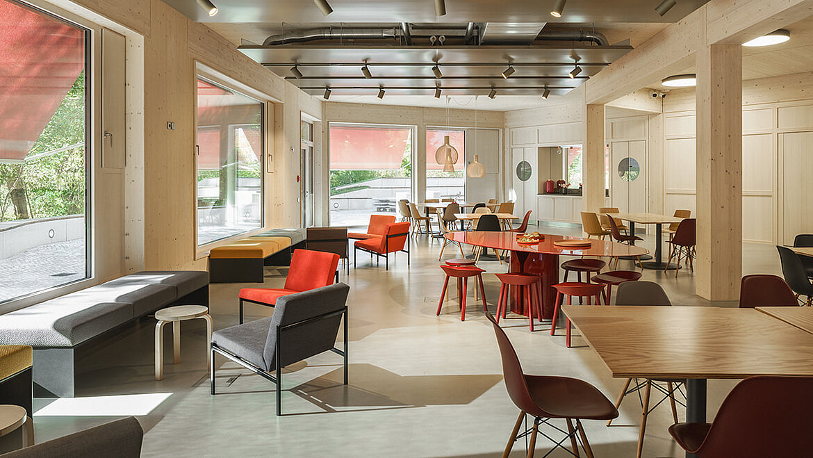 Heller Speiseraum mit viel Tageslicht und moderner Einrichtung