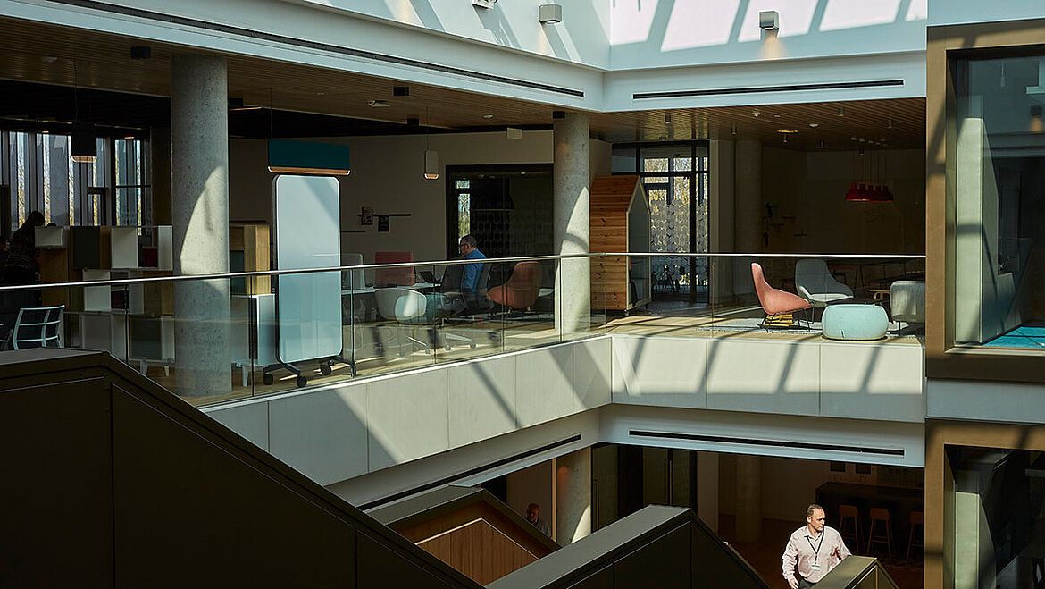 Modernes Atrium mit Oberlichtern, das viel Tageslicht hereinlässt