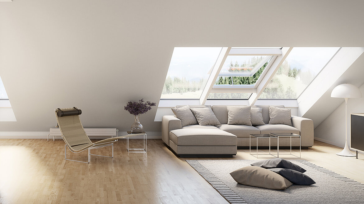 Helles Wohnzimmer im Dachgeschoss mit großem Sofa und geöffnetem Dachflächenfenster.