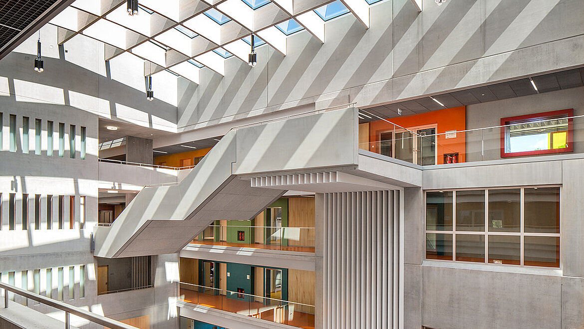 Atrium du lycée Willibald Gluck à Neumarkt Toit en verre certifié maison à basse consommation au-dessus de l'auditorium d'un lycée | insights by LAMILUX