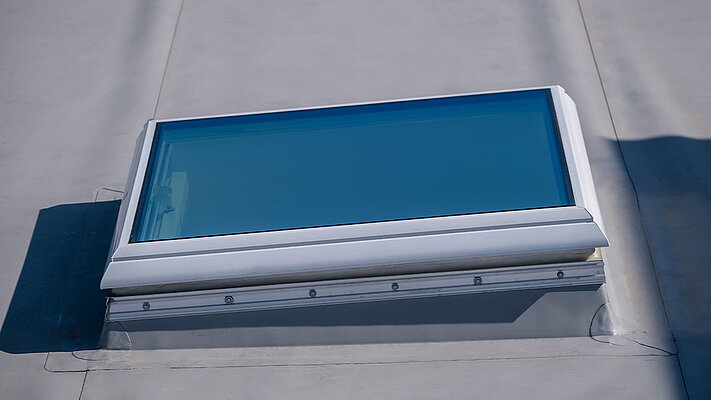 Lanterneau pour toiture terrasse avec cadre en plastique