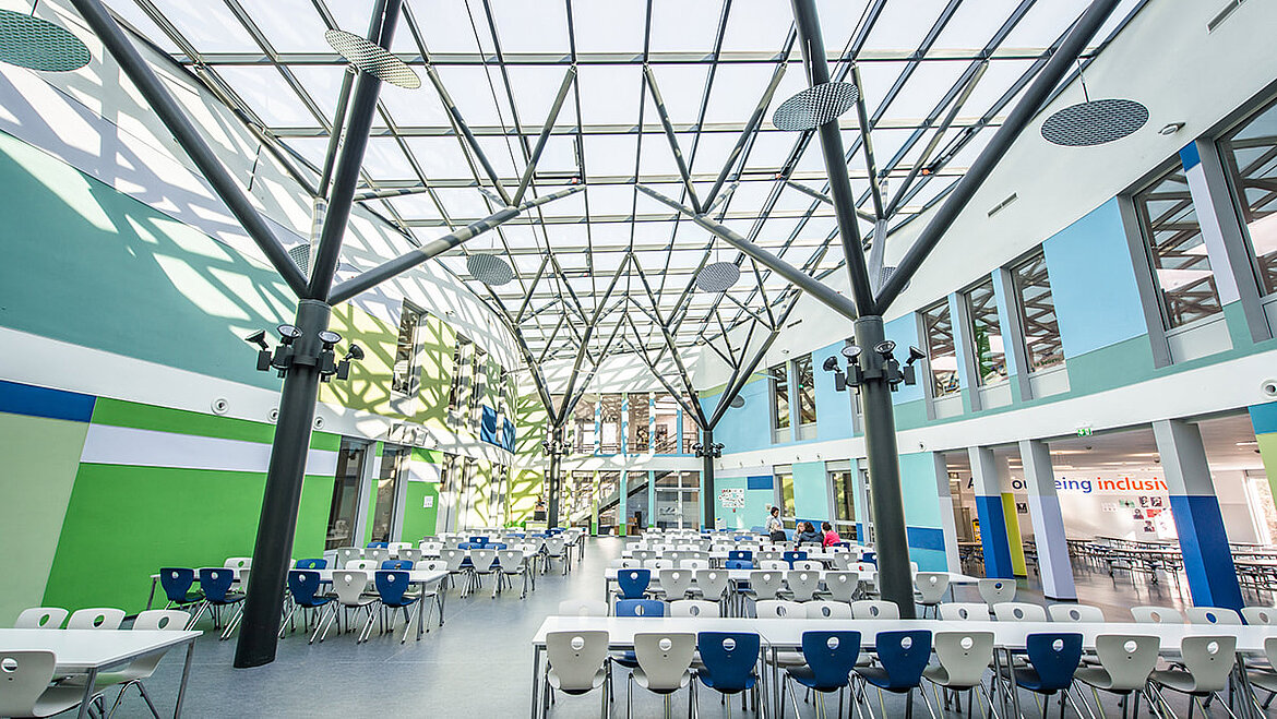 Toit en verre sur des arbres en acier Cour intérieure couverte de l'International School à Bonn | insights by LAMILUX