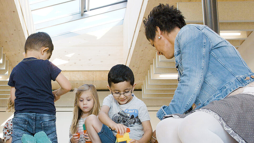 Kindgerechte Atmosphäre mit LAMILUX Glasdach PR60 in der BRK Kita in Hof 