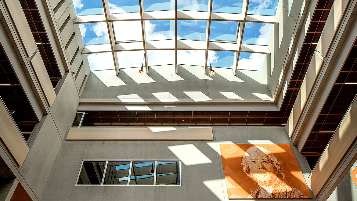 Toit en verre au standard maison à basse consommation au-dessus de l'auditorium de l'école Ciel dégagé dans l'atrium du lycée Willibald Gluck | insights by LAMILUX