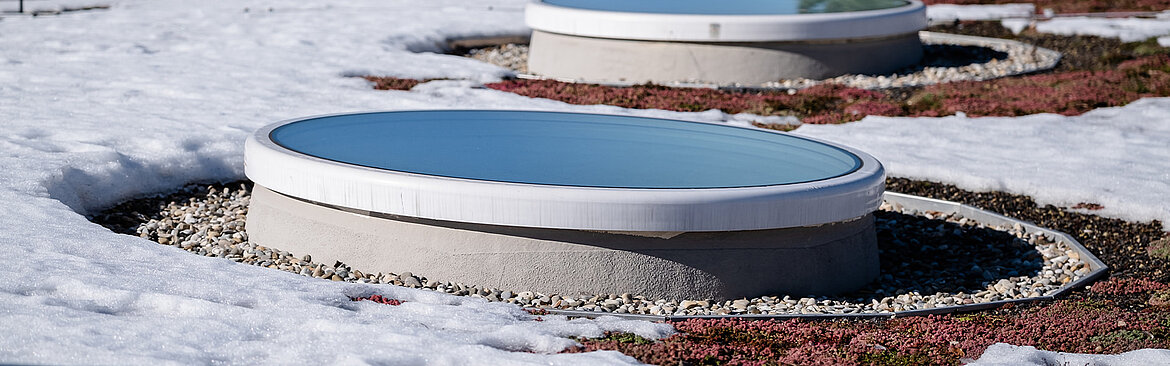 Fenêtre ronde pour toit plat avec neige | insights by LAMILUX