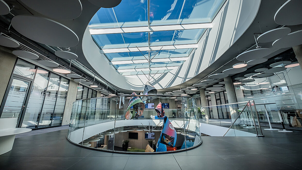 Modernes Atrium mit ovalem Glasdach und viel Tageslichteinfall