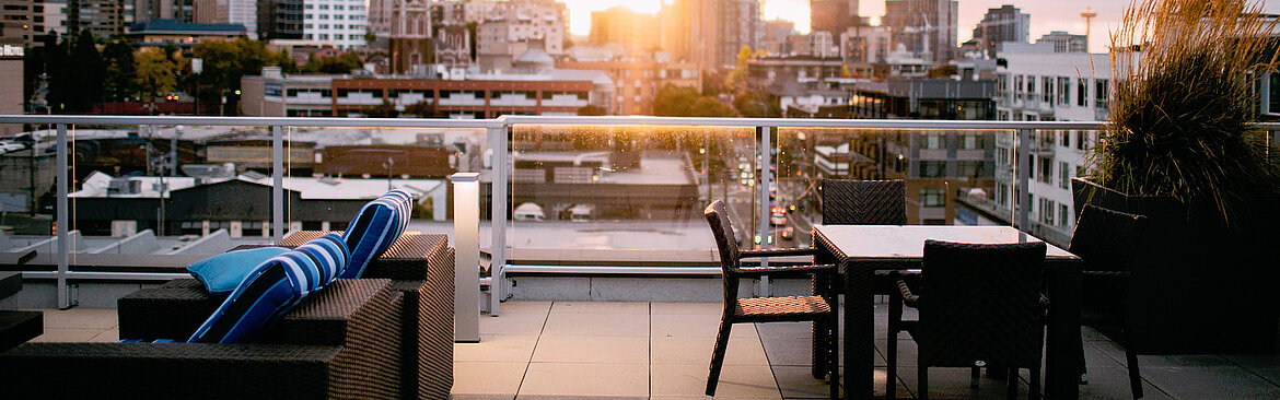 Terrasse sur le toit avec vue sur la ville Terrasse sur le toit avec vue sur la ville