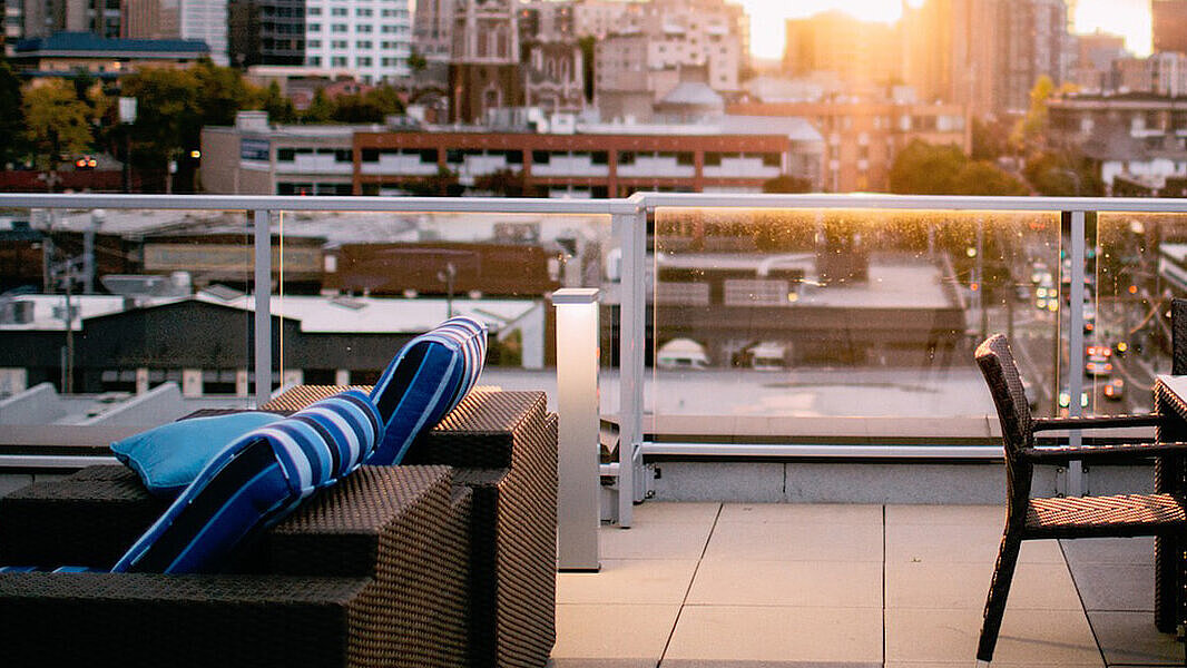 Terrasse sur le toit avec vue sur la ville
