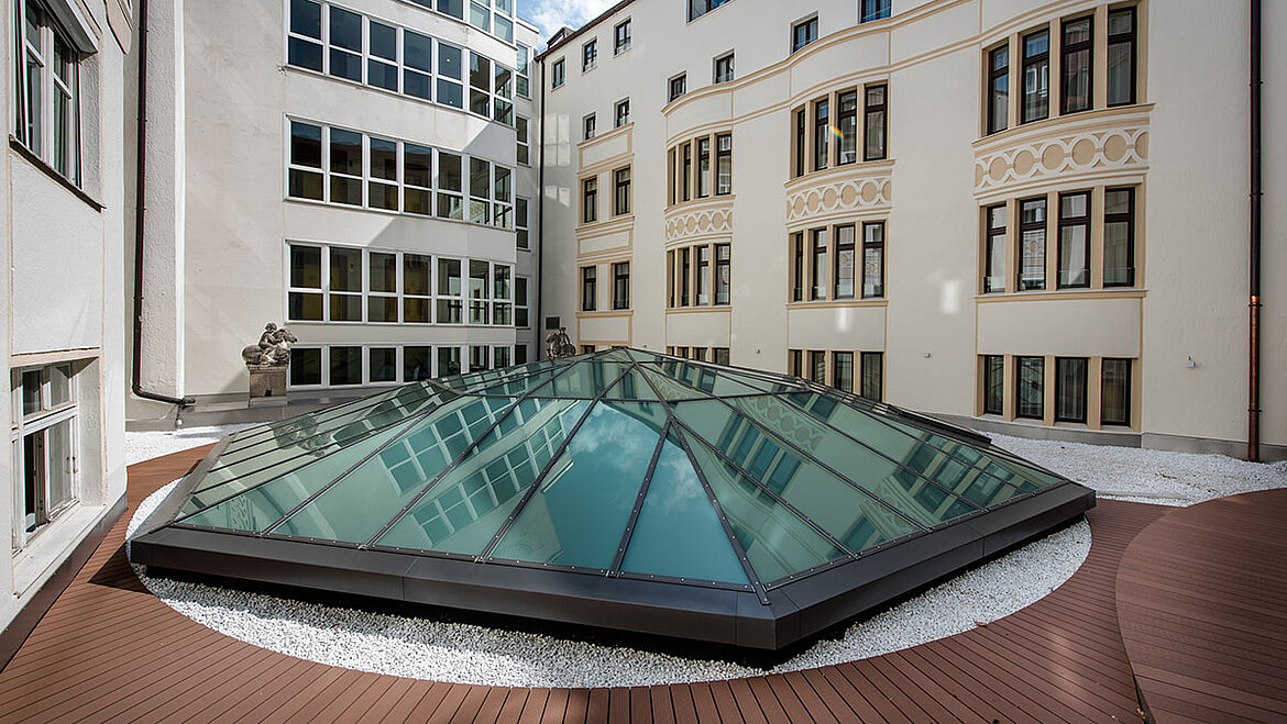 Pyramide de verre avec volet d'aération sur le toit du hall de l'hôtel Vier Jahreszeiten à Munich