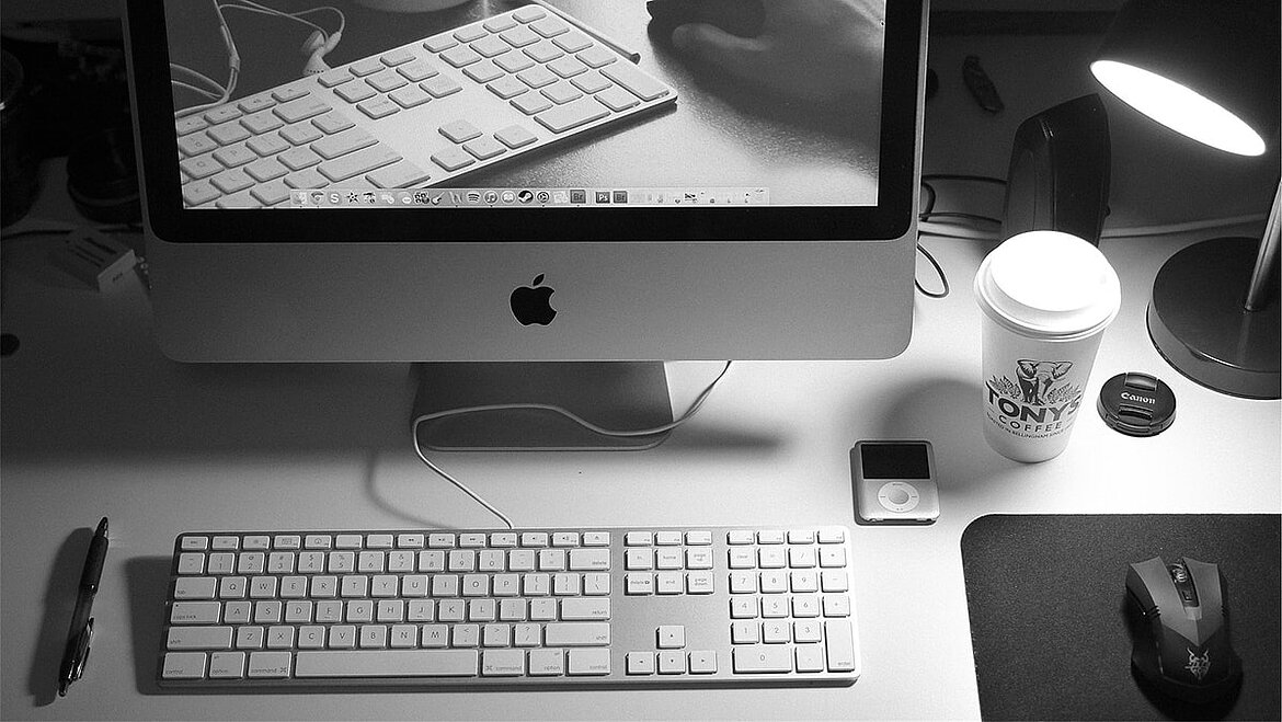 Lumière artificielle sur un bureau Lumière artificielle sur un bureau
