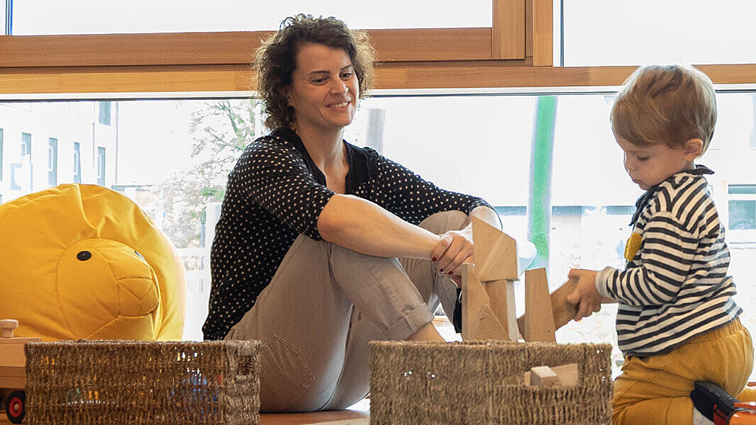 enfants jouant dans la crèche