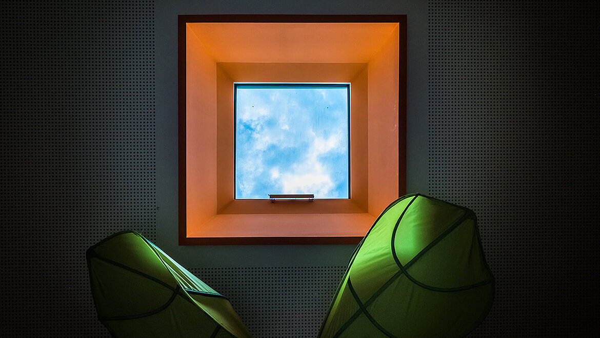Vue sur le ciel à travers la fenêtre colorée du toit plat