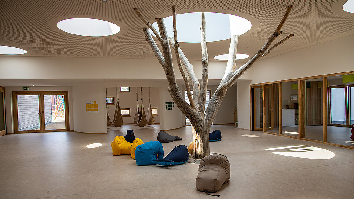 Arbre et jeux de lumière dans un jardin d’enfants Arbre et jeux de lumière dans un jardin d’enfants