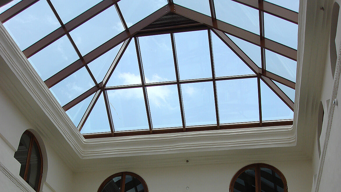 Toit en verre du hall rénové de l'hôtel Park HYATT à Zanzibar