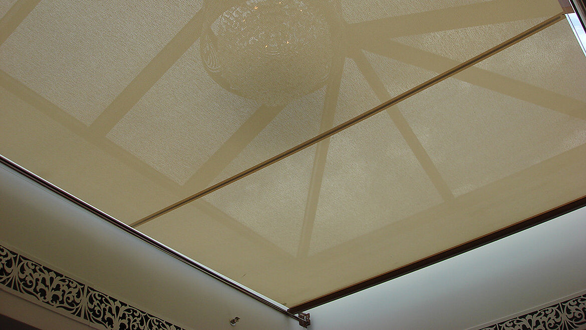 Ombrage interne, solution accessoire pour les toits en verre