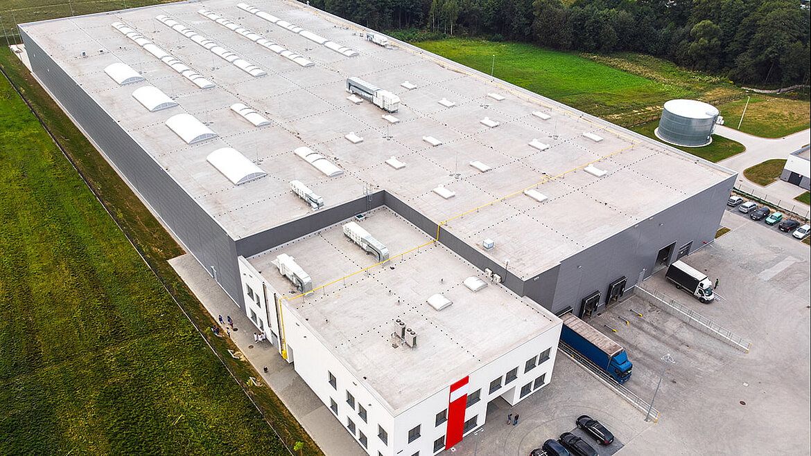 Systèmes d'éclairage naturel LAMILUX dans un hall industriel
