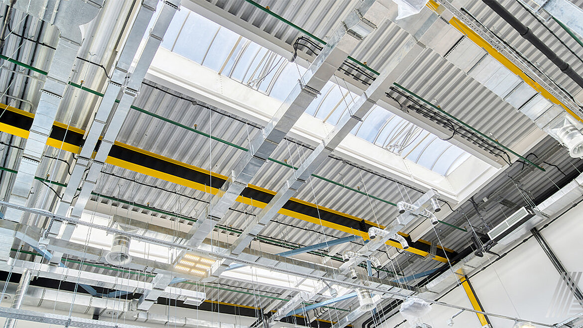 Toit plat rénové avec des lanterneaux continus vu de l’intérieur